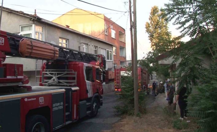 Ümraniye’de 3 katlı binanın çatısında korkutan yangın