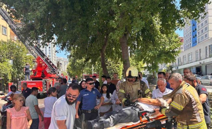 Ümraniye’de binanın çatısında çıkan yangın yandaki binaya da sıçradı