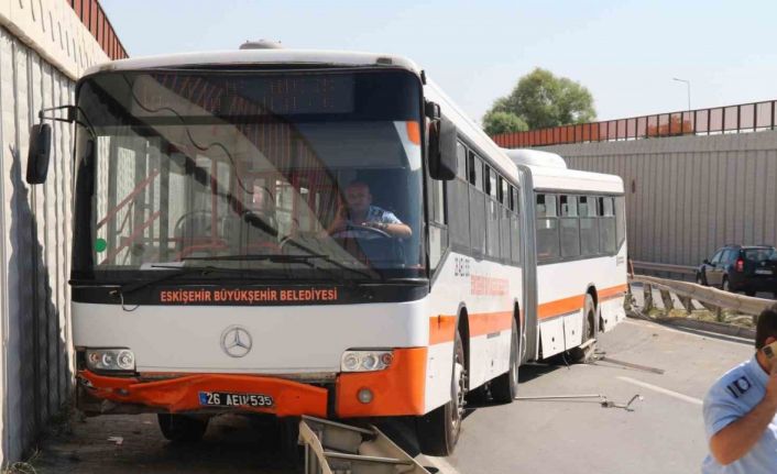 Üniversiteye giden belediye otobüsü bariyerlere çıktı, facia kıl payı ile atlatıldı