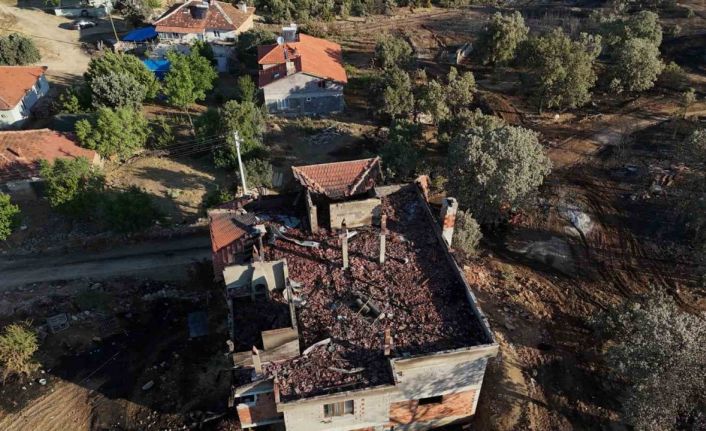 Uşak’ta devam eden yangının tahribatı gün ışığıyla ortaya çıktı
