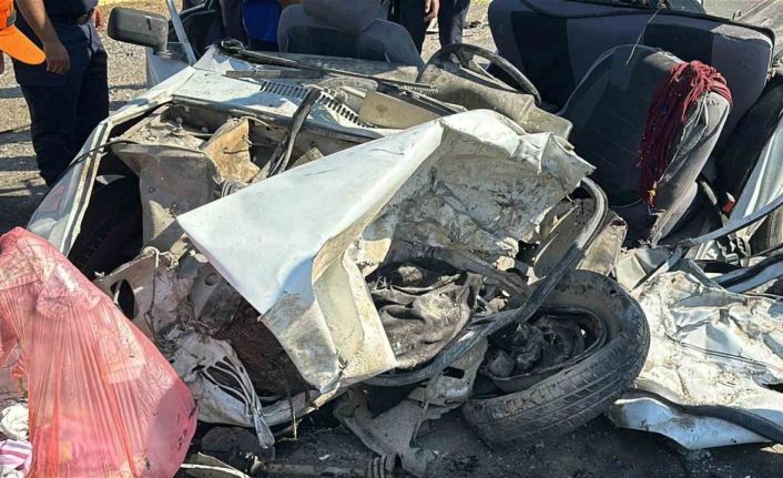 Uşak’ta otomobil kamyonla çarpıştı: Baba ve kızı hayatını kaybetti