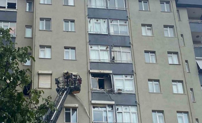 Üsküdar’da 10 katlı binada yangın: 4 kişi mahsur kaldı