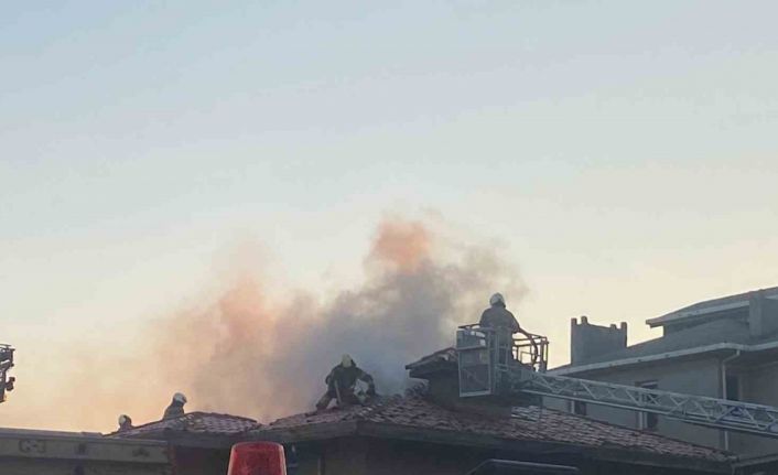 Üsküdar’da 3 katlı binanın çatısı alev alev yandı