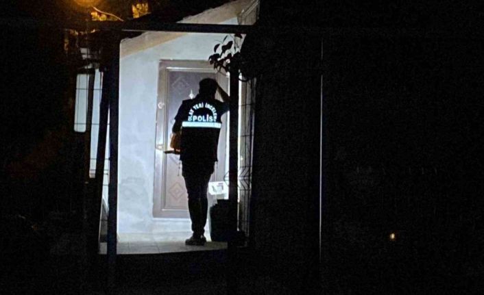 Üvey oğlunu göğsünden bıçakladı