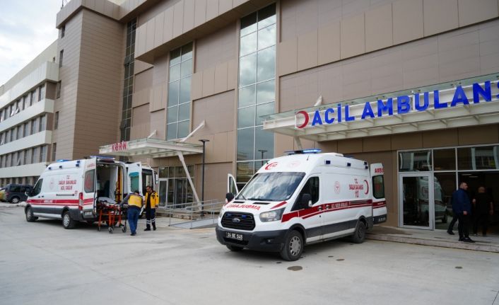 Üzerlerine inşaat kalıbı düşen iki işçi yaralandı