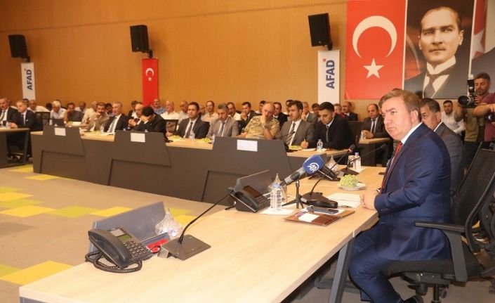 Vali Aydoğdu muhtarlarla toplantıda bir araya geldi