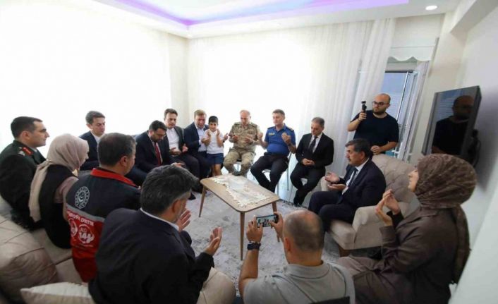 Vali Aydoğdu şehit ailesini ziyaret etti