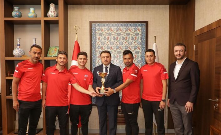 Vali Musa Işın, Türkiye Şampiyonu Kütahya Ecofirm Ayak Tenisi Takımını ağırladı