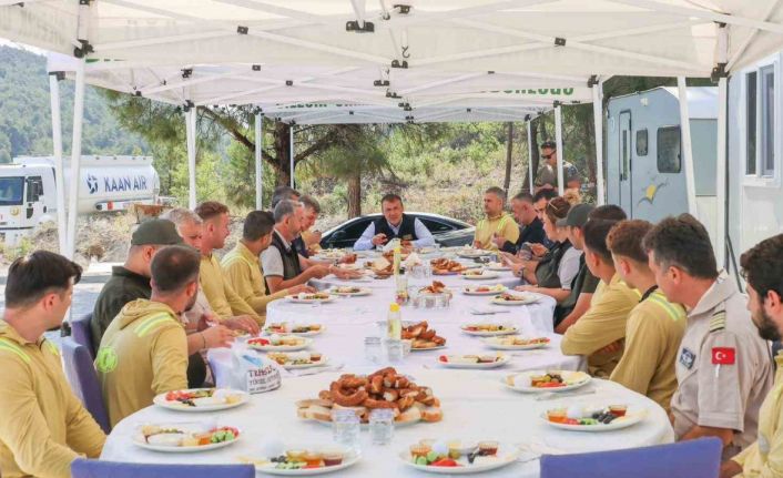 Vali Sözer, orman yangınlarına karşı mücadele eden kahramanlarla bir araya geldi