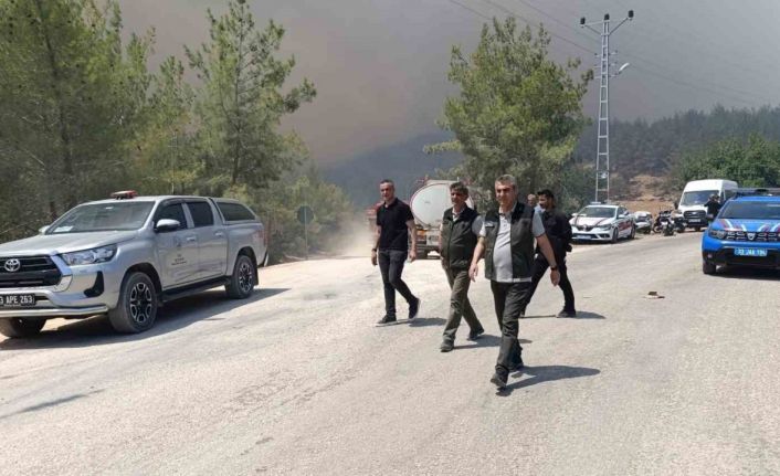Vali Toros, Silifke’deki yangın söndürme çalışmalarını yakından takip etti