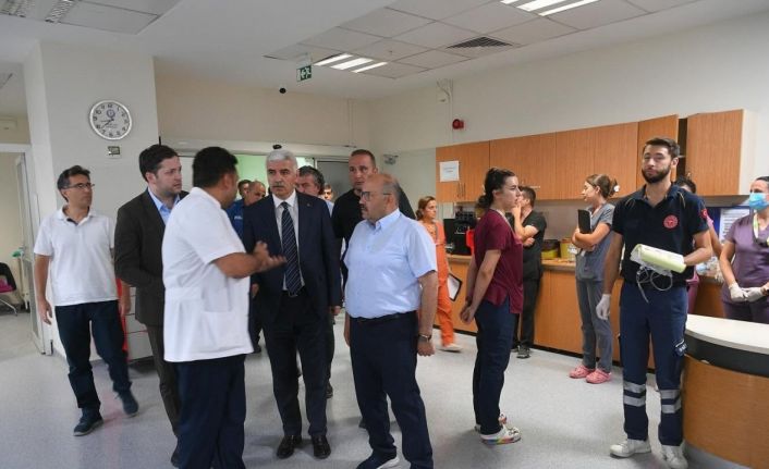 Vali Ustaoğlu, otobüs kazasında yaralanan vatandaşları hastanede ziyaret etti