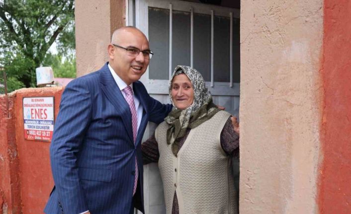 Validen kendisine uzaktan görüp el sallayan yaşlı kadına sürpriz ziyaret