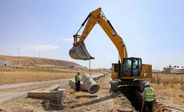 Van Büyükşehir Belediyesi Elmalık Yolu’nda çalışmalarını sürdürüyor