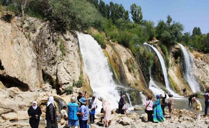 Van Büyükşehir Belediyesi yaşlılara moral gezisi düzenledi