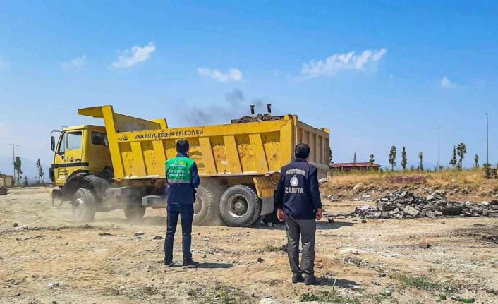Van Büyükşehir Belediyesi’nden hafriyat temizleme çalışması