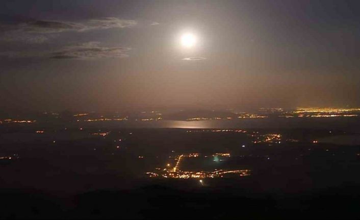 Van Gölü’ne yansıyan dolunay Süphan Dağı’nda hayranlıkla izlendi