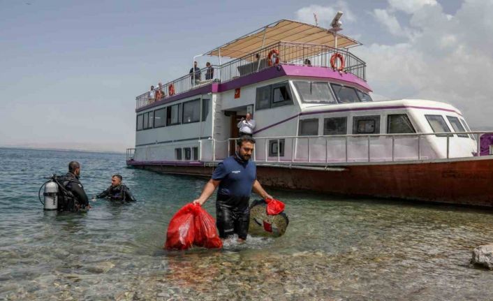 Van Gölü’nün dibinden çıkartılan atıklar pes dedirtti