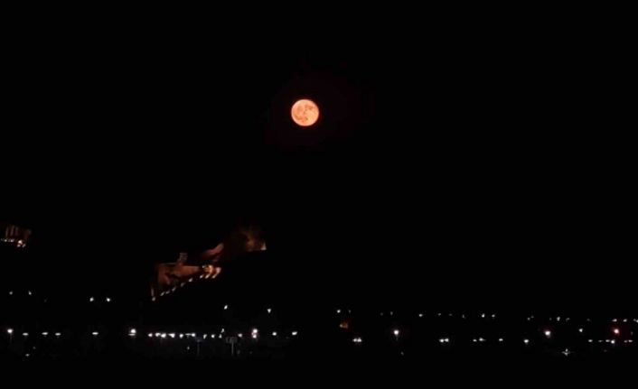 Van Kalesi dolunayda manzarası ile hayran bıraktı