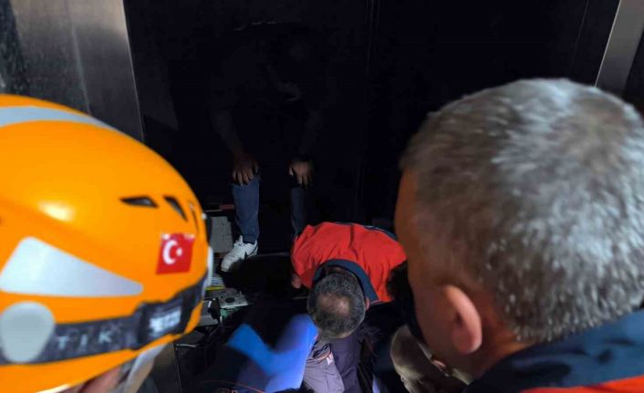 Van’da asansörde mahsur kalan vatandaşlar AFAD tarafından kurtarıldı