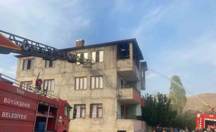 Van’da çatı yangını