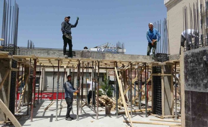 Van’da inşaat işçilerinin sıcakla mücadelesi