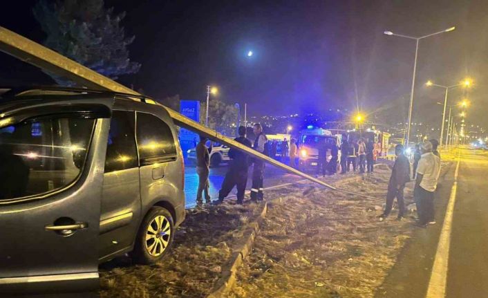 Van’da kamyonet, aydınlatma direğine çarptı: 3 yaralı