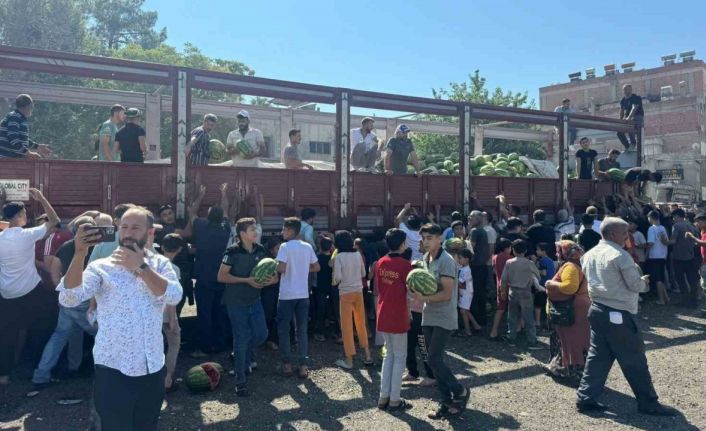 Vatandaşa 27 ton karpuz dağıttı