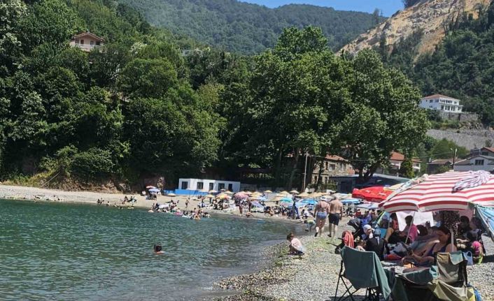 Vatandaşlar sıcak havada deniz keyfi yaşadı