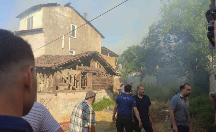 Vezirköprü’de ahşap evde yangın