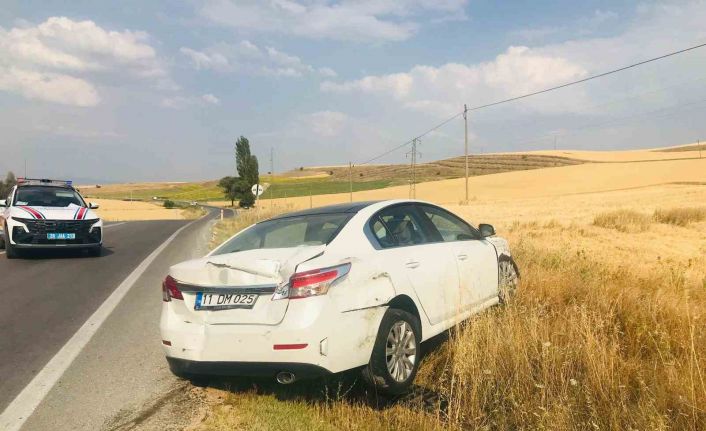 Viraja hızlı giren otomobil karşı yönden gelen iki tıra çarptı, facia kıl payı atlatıldı