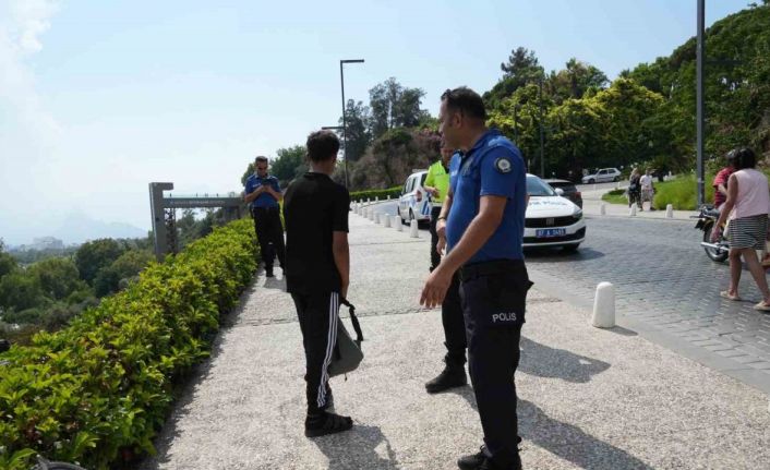 Virajı alamayan 2 çocuk bisikletle 5 metre yükseklikteki varyanttan çalılıklara düştü