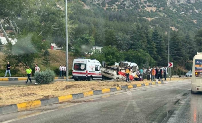 Yağmur nedeniyle kayganlaşan yolda minibüs devrildi: 1’i ağır 9 kişi yaralandı