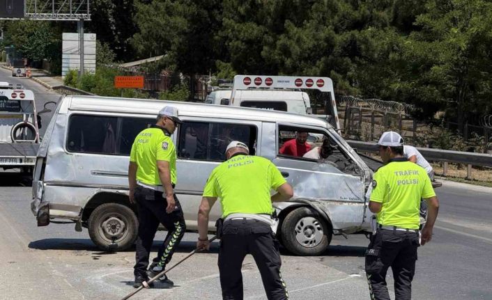 Yan yatan minibüste 6 kişi yaralandı, polis cam kırıklarını süpürgeyle temizledi