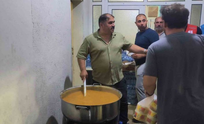 Yangın bölgesindeki muhtar köye gelen yardım ekibine çorba yaptı