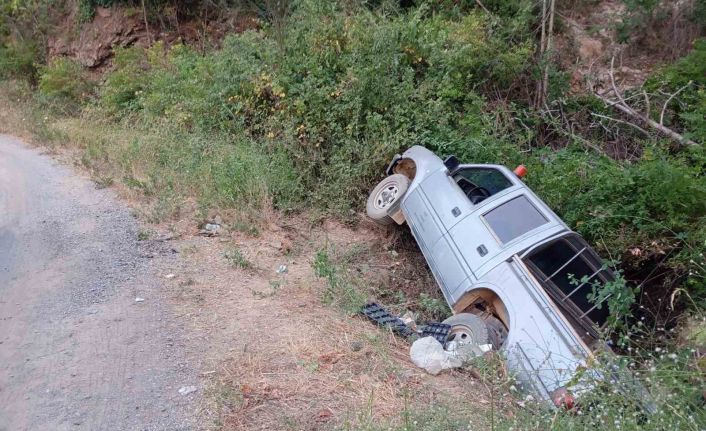 Yangın ekibine yemek götüren araç şarampole yuvarlandı