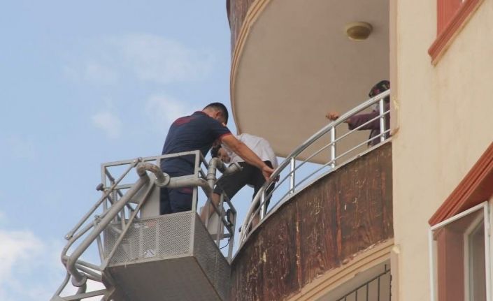 Yangın merdiveni alev aldı; 5 kişi hastaneye kaldırıldı