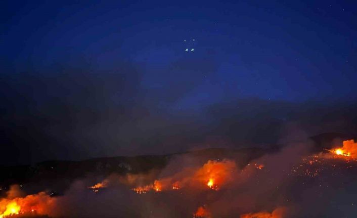 Yangın, tahliye edilen mahalleye sıçradı: Evler alev topuna döndü