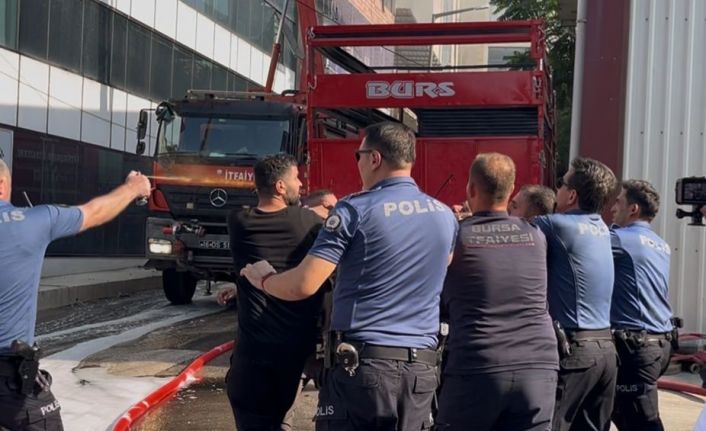 Yangın yerinde ortalık karıştı, itfaiyeci darbedildi, polis müdahale etti