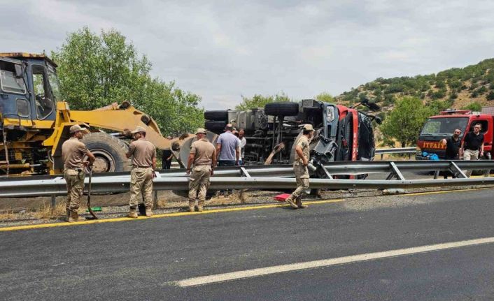 Yangına giden itfaiye aracı devrildi: 1’i ağır 3 yaralı
