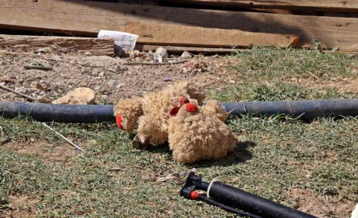 Yangında oyuncaklarını bırakıp ebeveynlerine yardım ettiler