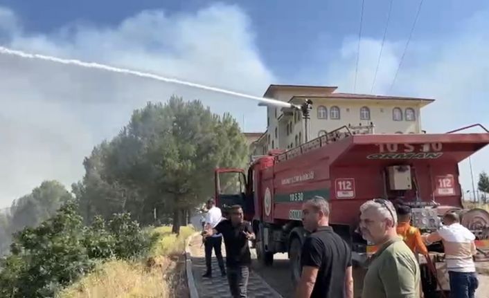 Yangının ilerlediği okul son anda kurtuldu