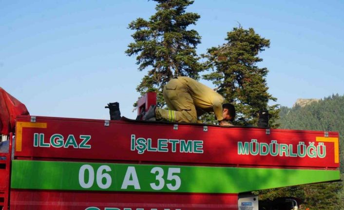 Yangınla mücadele arasında araç üzerinde namazını kıldı