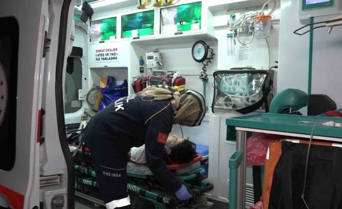 Yardım için yola çıkan baba-oğul kaza yaptı