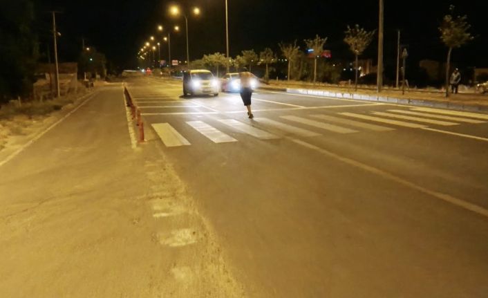 Yarı çıplak alkollü şahıs, karayolunda araçların önüne atladı
