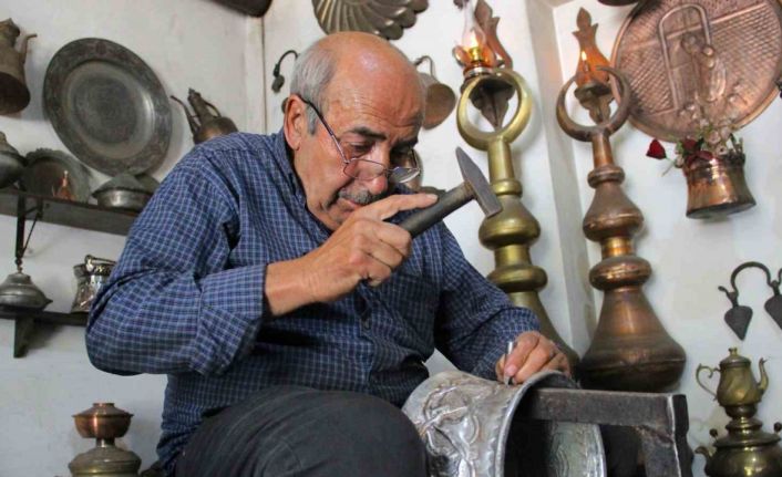 Yarım asırlık usta çekiciyle bakırı işleyerek sanata dönüştürüyor