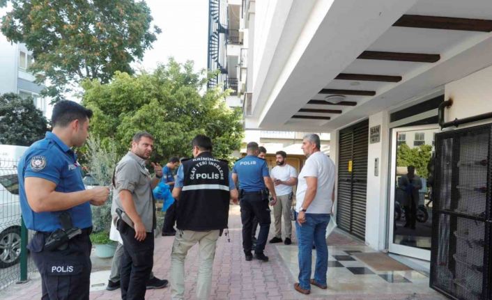 Yaşadığı dairede boğazı kesilmiş olarak bulundu