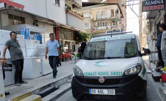 Yaşlı adam, binanın teras katındaki demirlerde asılı bulundu