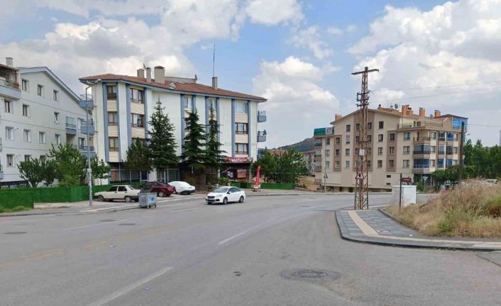 Yaşlı kadın drift atan aracın altında kalmaktan son anda kurtuldu