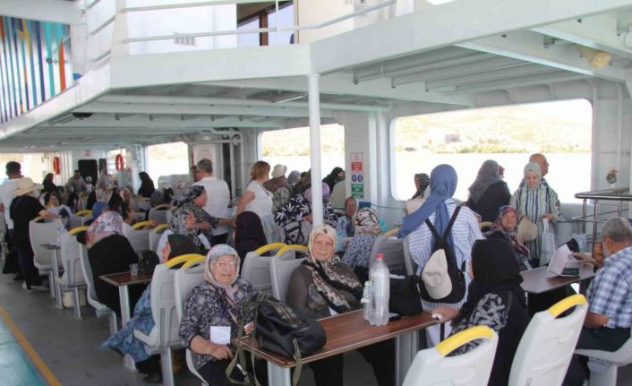 Yaşlıların moral gezisinde renkli görüntüler oluştu