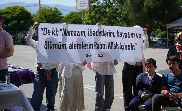 Yatılı yaz Kur’an kursu öğrencilerinden coşkulu final: İTÜ’deki pankartı açtılar